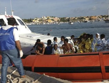 Ιταλία: Σώοι και ασφαλείς οι αγνοούμενοι μετανάστες μετά το ναυάγιο πλοιαρίου